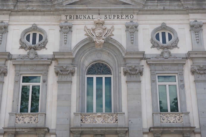 Fachada del Tribunal Supremo en la Plaza Villa de París en Madrid