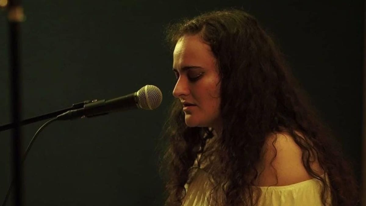 La vallisoletana María Santos presenta su primer LP "Unrecognisable" en el Teatro Cervantes