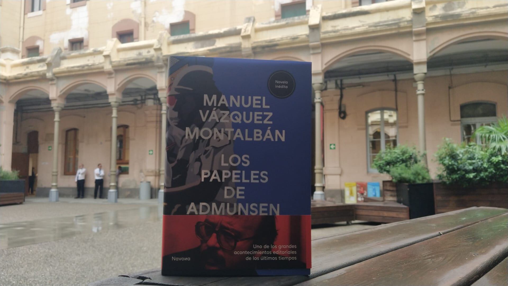 Un ejemplar de la novela inédita de Vázquez Montalbán en el patio del Ateneu Barcelonès