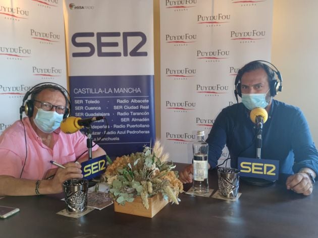 Erwan de la Villéon, CEO de Puy Du Fou Toledo, junto a Chevi Dorado, coordinador regional SER CLM, en un momento del programa especial emitido por las emisoras de madrid y CLM conjuntamente