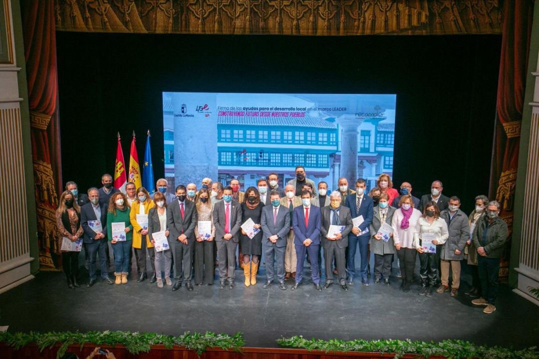 Foto de familia tras la firma de la asignación de los fondos IRUE entre la Junta y los 29 Grupos de Accción Local de la región, en Almagro