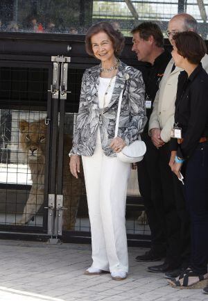 La Reina Sofia visita el modulo de grandes felinos de la fundación AAP Primadomus