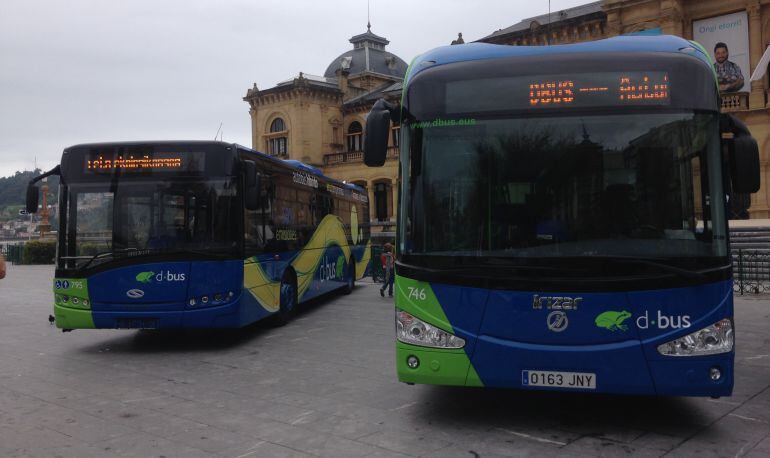 A la izquierda, el autobús híbrido y a la derecha, el eléctrico