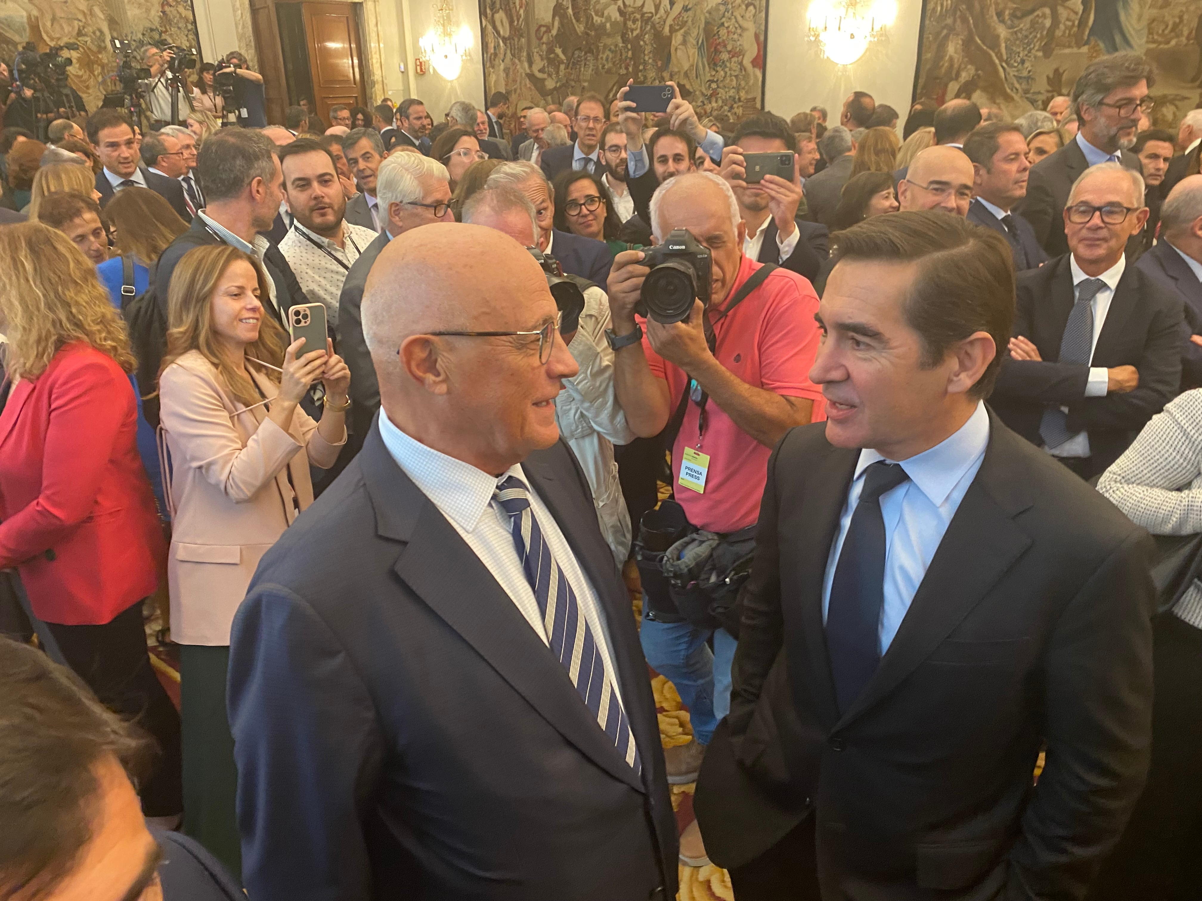 Los presidentes de Sabadell, Josep Oliu, y del BBVA, Carlos Torres, conversando durante el acto de toma de posesión de José Luis Escrivá como gobernador del Banco de España