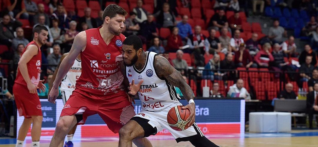 El jugador fuenlabreño Viacheslav Kravtsov (55) defiende a Mike Myers (24) durante un lance de juego en el Sportvoní de Nymburk (República Checa).