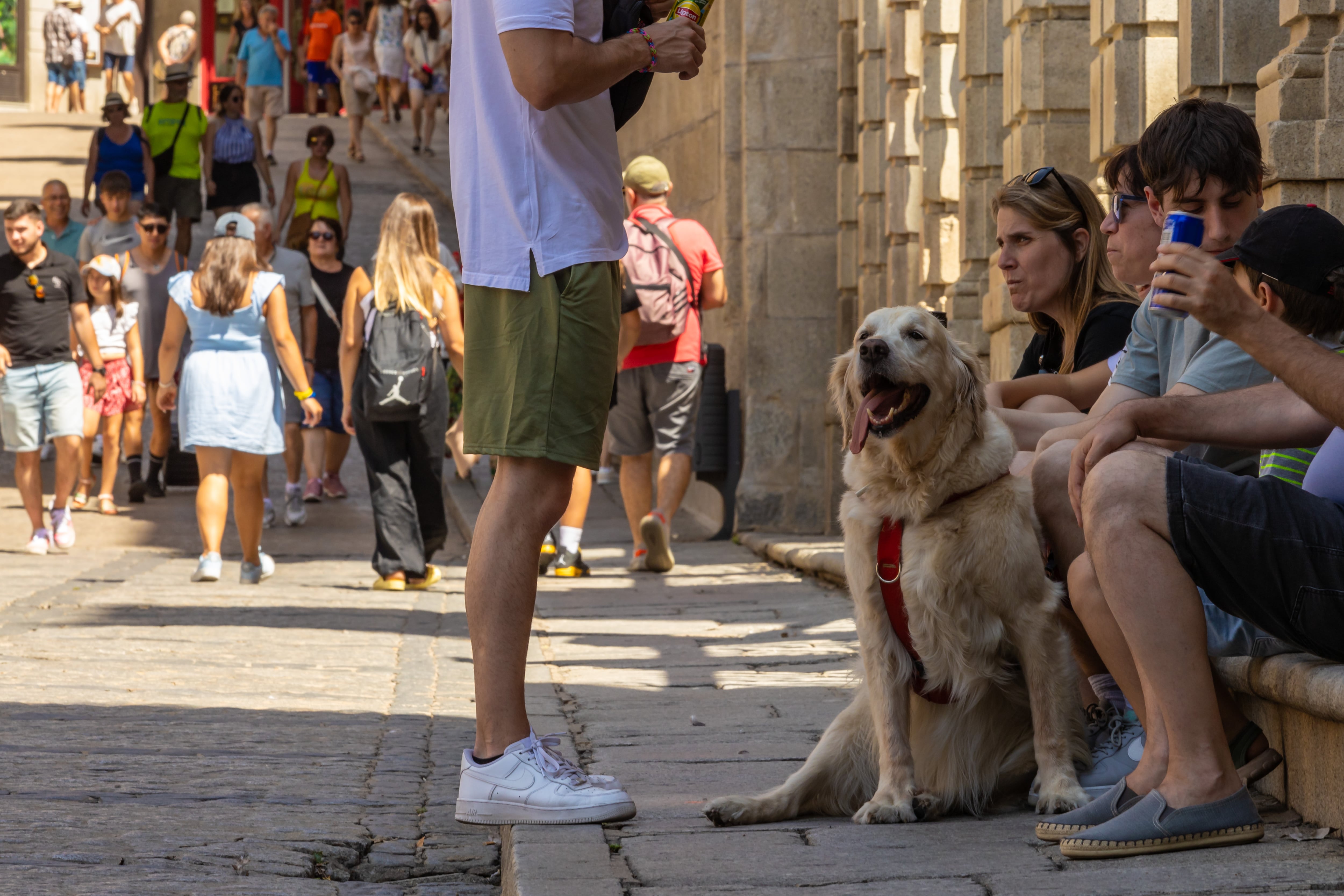 Turistas sentados a la sombra el pasado verano en Toledo