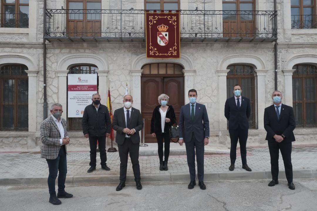 Ángel Ibáñez, consejero de Presidencia, acompañado de distintas autoridades de la provincia