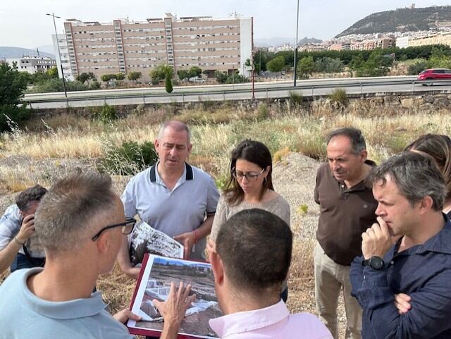 Visita del PSOE a los restos de la Almazara romana de Los Robles.