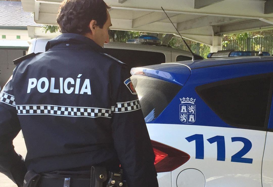 Policía junto a su vehículo