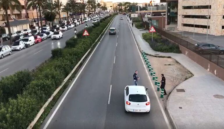 Imagen del conductor hablando con un agente de policía que le insiste en que reanude la marcha