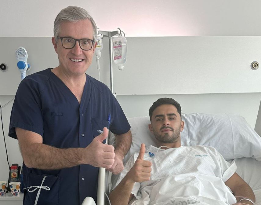 Rubén Pulido, tras la operación, junto al doctor Manuel Leyes