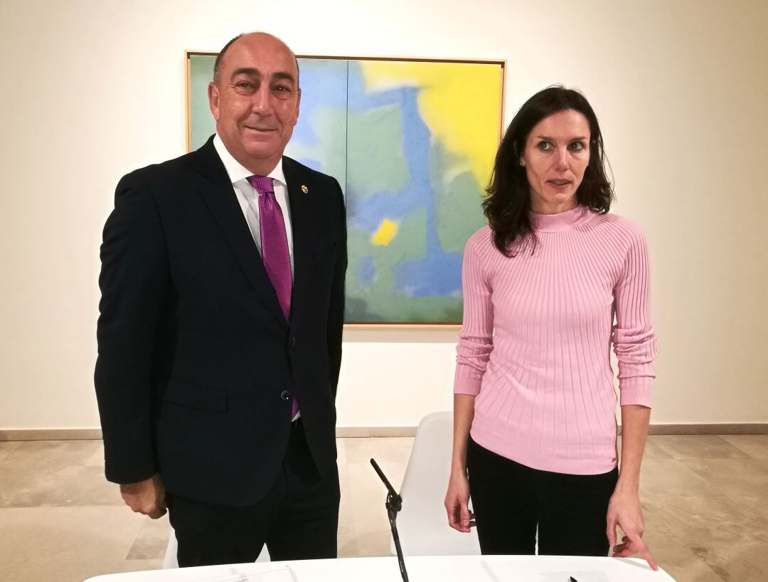 El presidente de la Diputación Miguel Ángel de Vicente junto a la directora del Museo Esteban Vicente Ana Doldán