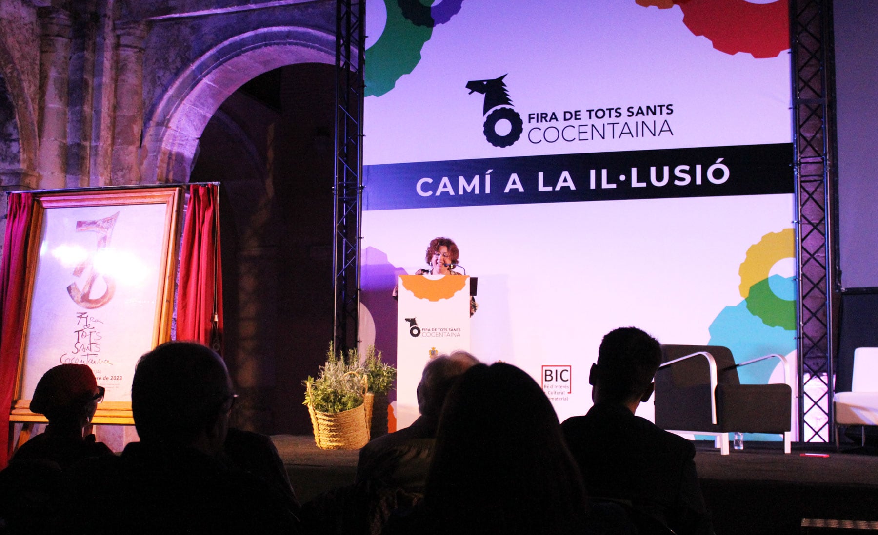 Marcela Richart, regidora de Fira, en el escenario del Palau Comtal donde se han presentado la Fira de Tots Sants de Cocentaina 2023.