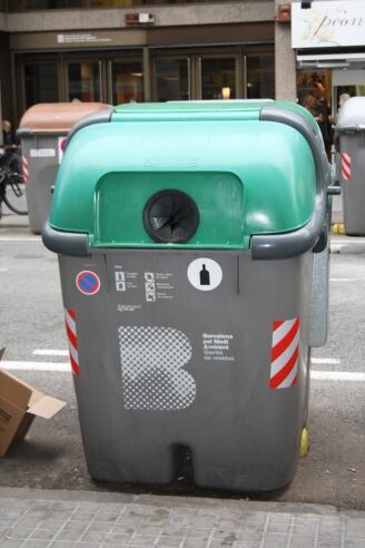 Un contenidor de recollida de vidre a Barcelona
