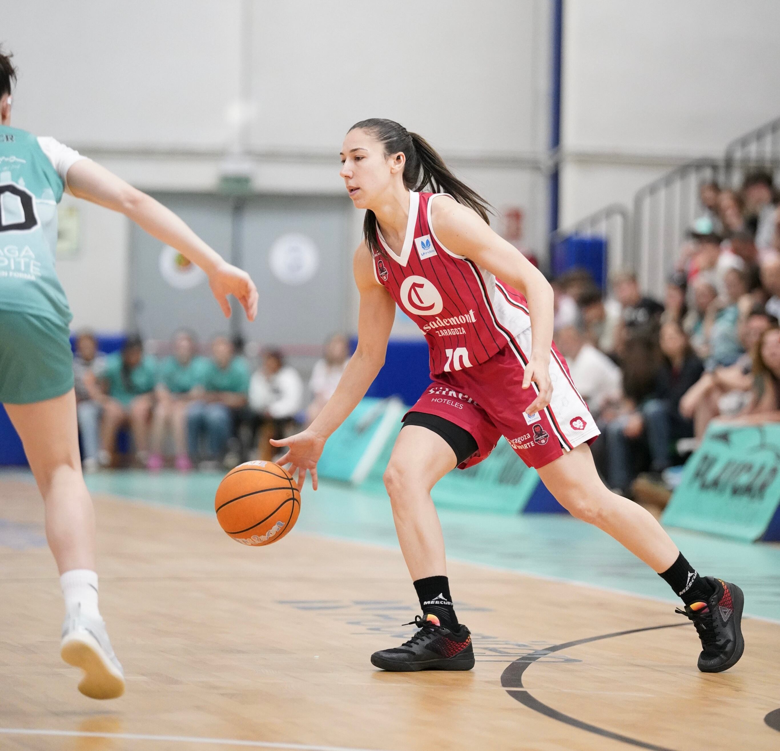 Laia Flores brilló sobre la pista en el partido ante el Estepona