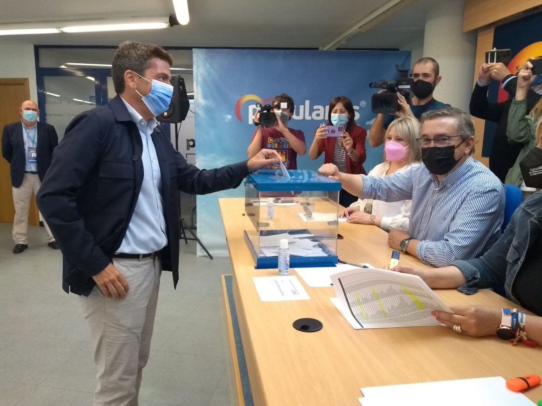 El presidente de la Diputación y del PP en Alicante, Carlos Mazón, en el momento de votar su candidatura a presidir el PPCV.