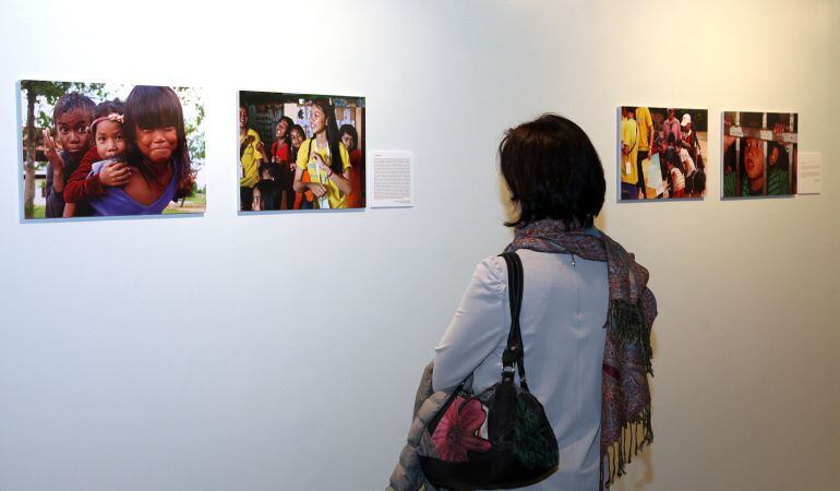 Los retratos expuestos de Nati Leal están a la venta y los fondos se destinarán a los proyectos de continuidad escolar de la ong en Camboya