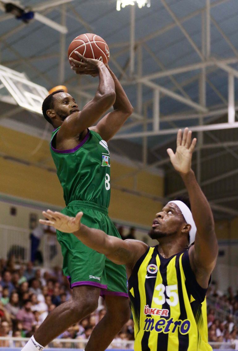 Kyle Fogg intenta una canasta en el partido ante el Fenerbahce