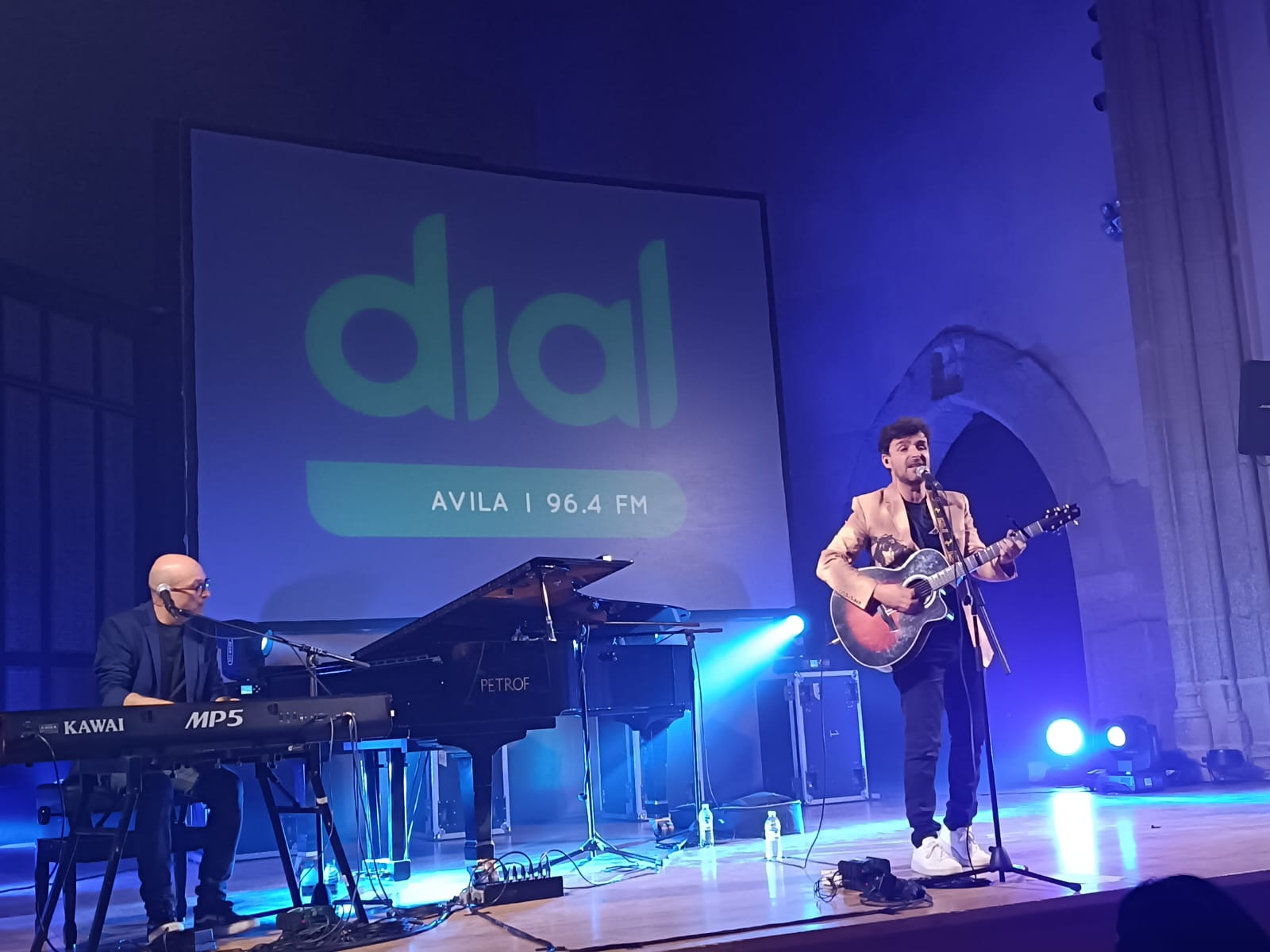 Ofreció una hora de música en formato acústico