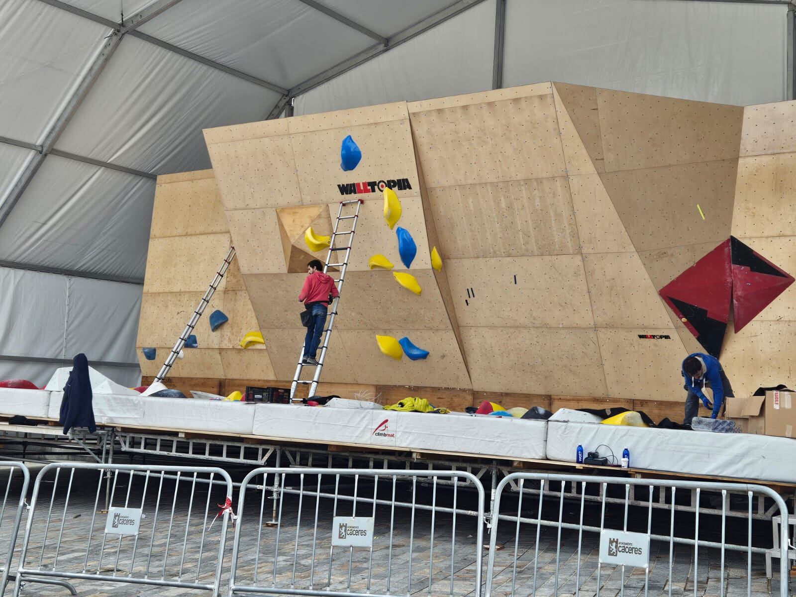 Operarios trabajan en el montaje de los rocódromos que serán escenario del Campeonato de España de Escalada en sus modalidades de Fuerza y Velocidad.