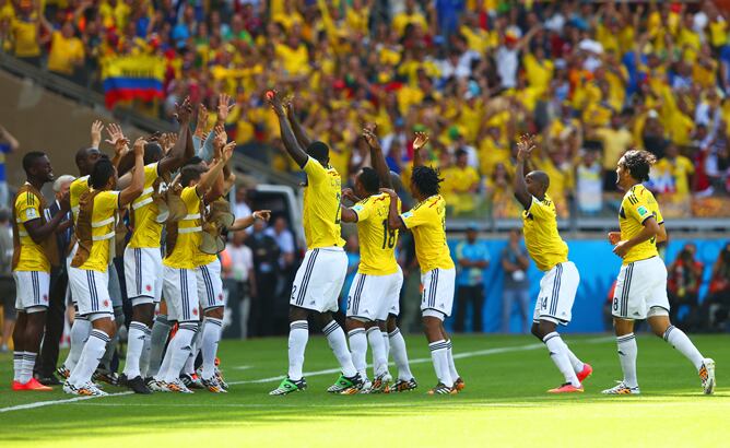 Los titulares de Colombia celebran el gol de Armero con los suplentes.