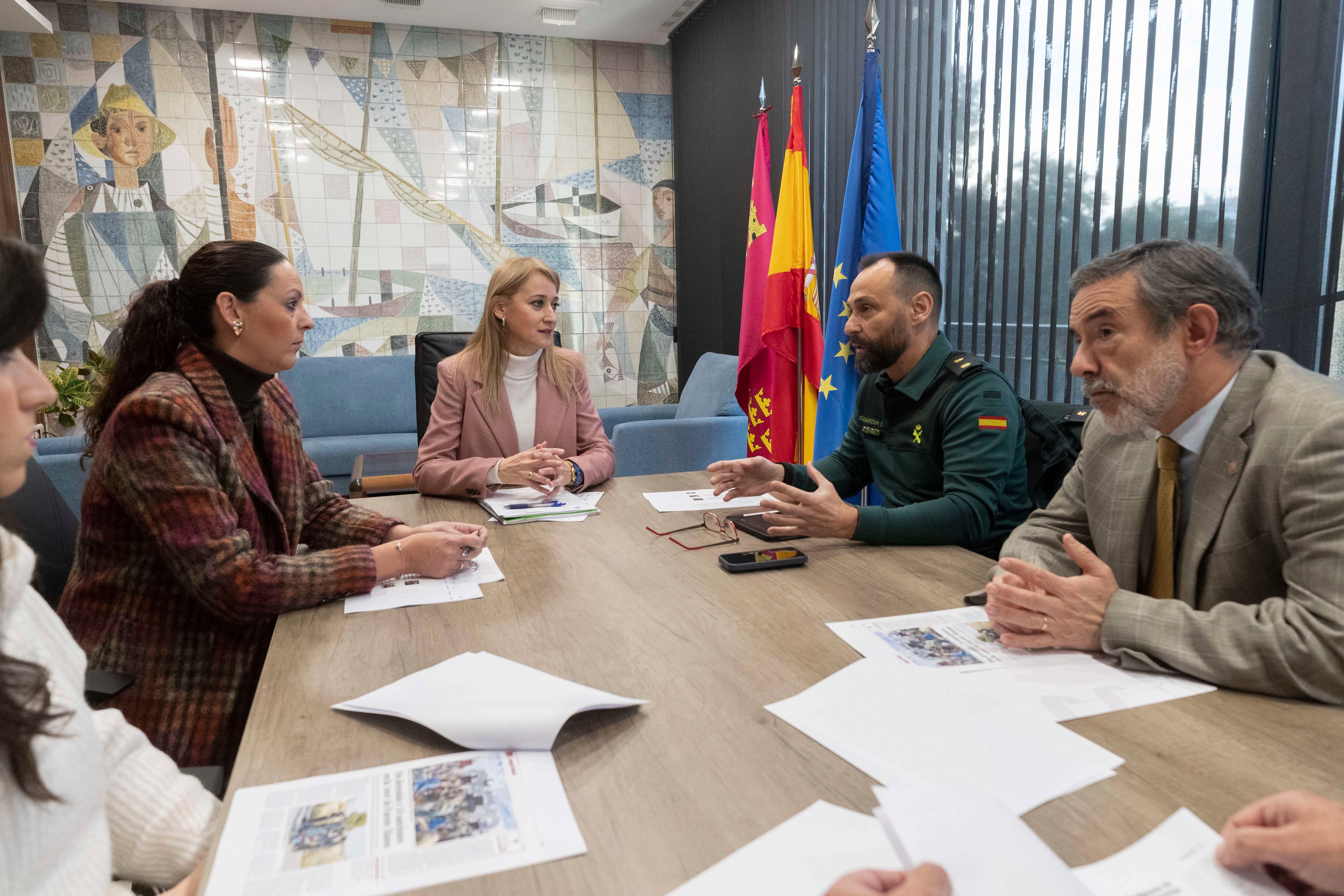 MURCIA, 03/01/2024.- La delegada del gobierno en Murcia Mariola Guevara (c), la alcaldesa de Fuente Álamo Juana María Martínez (i), y el teniente coronel de la Guardia Civil Diego Mercader (2d), entre otros, durante la reunión que han mantenido para analizar y valorar la situación actual de la macrofiesta ilegal en Fuente Álamo, este miércoles en la delegación del Gobierno en Murcia. EFE/Marcial Guillén
