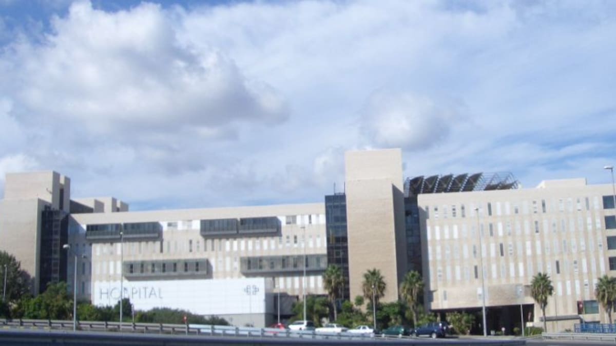 300 informes clínicos de pacientes del Doctor Negrín aparecen en la basura