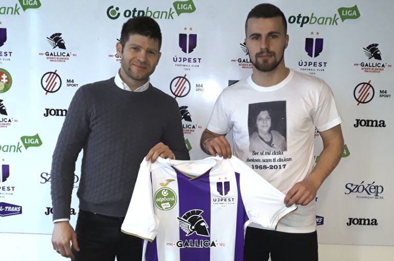 El jugador en la presentación con el Ujpest