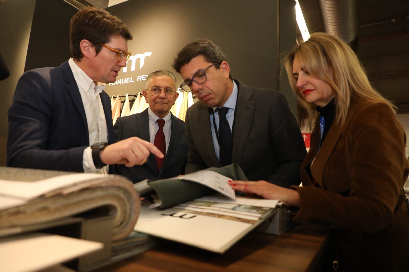 Carlos Mazón visita junto a Nuria Montes un expositor en Heimtextil 2024