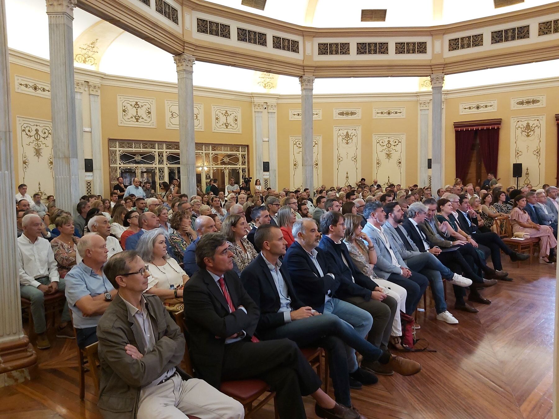 El Salón Rotonda del Círculo industrial, lleno hasta los topes durante el acto del 10 aniversario de El Nostre