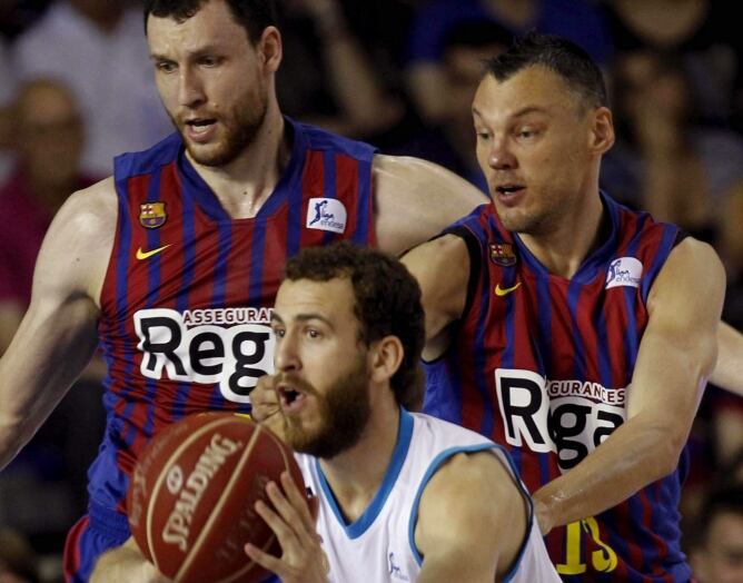 Los jugadores del Regal Barcelona Mavrokefalidis (i) y Jasikevicius (d) defienden el pase de Sergio Rodríguez, del Real Madrid, durante el tercer partido de la final de la Liga Endesa