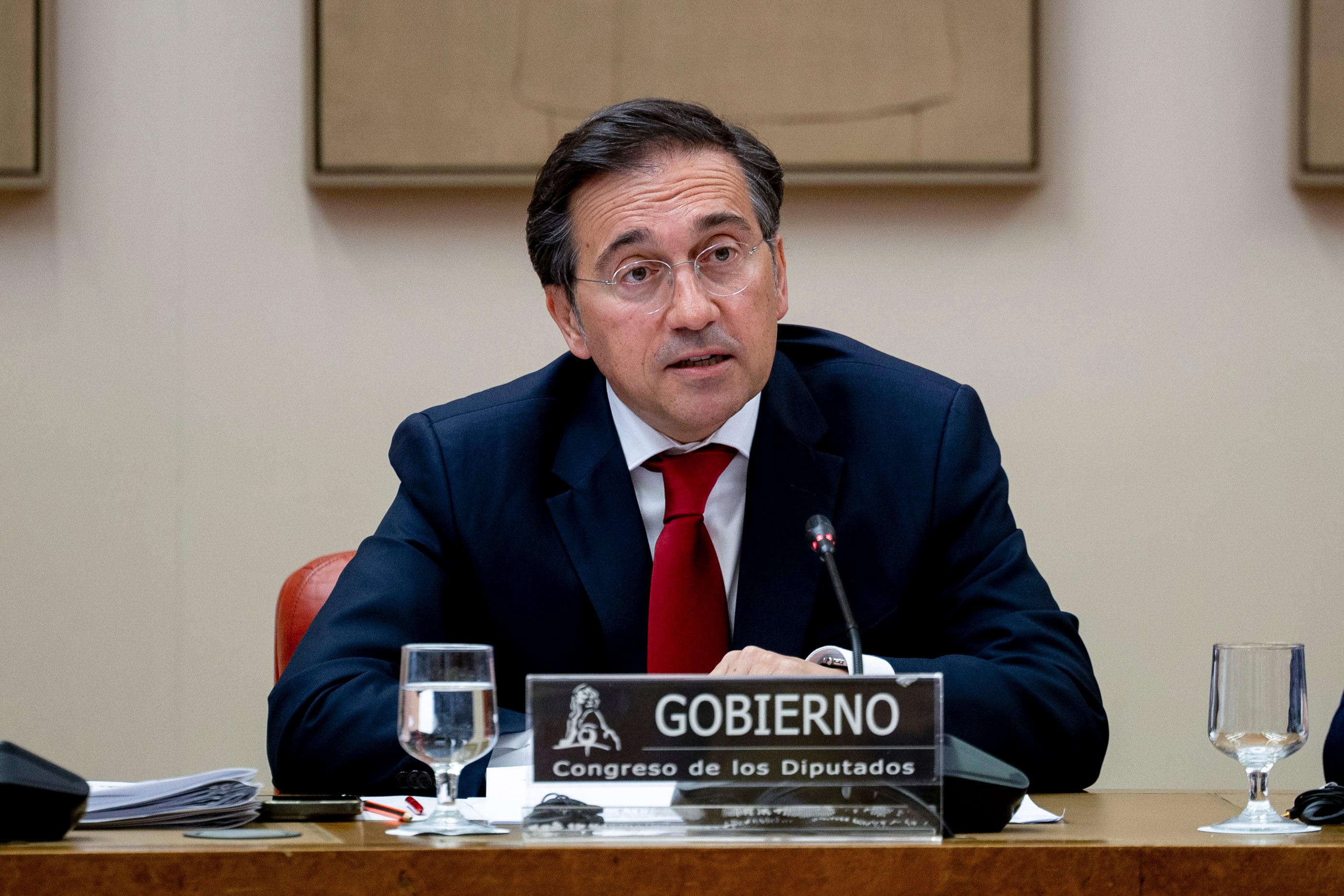 MADRID, 09/04/2026.- El ministro de Asuntos Exteriores, José Manuel Albares, durante su comparecencia en el Congreso con el fin de informar de la posición de España ante el conflicto en Oriente Medio tras el alto el fuego provisional entre Estados Unidos e Irán y para explicar también los pormenores del acuerdo sobre Gibraltar. EFE/ Daniel Gonzalez