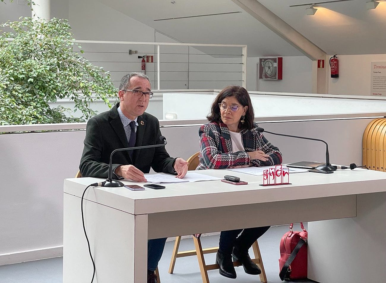 El consejero de Salud (i) junto a la gerente del Sespa durante la presentación de las cuentas.