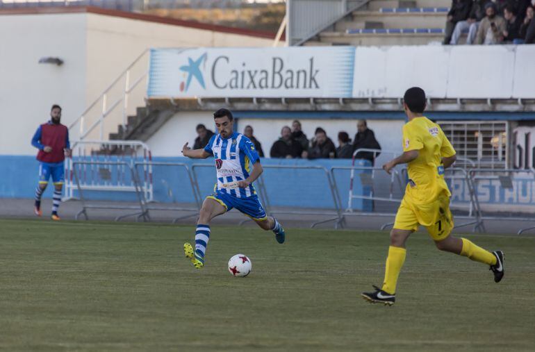 El centrocampista burgalés durante uno de los 14 partidos disputados esta temporada con la camiseta blanquiazul.