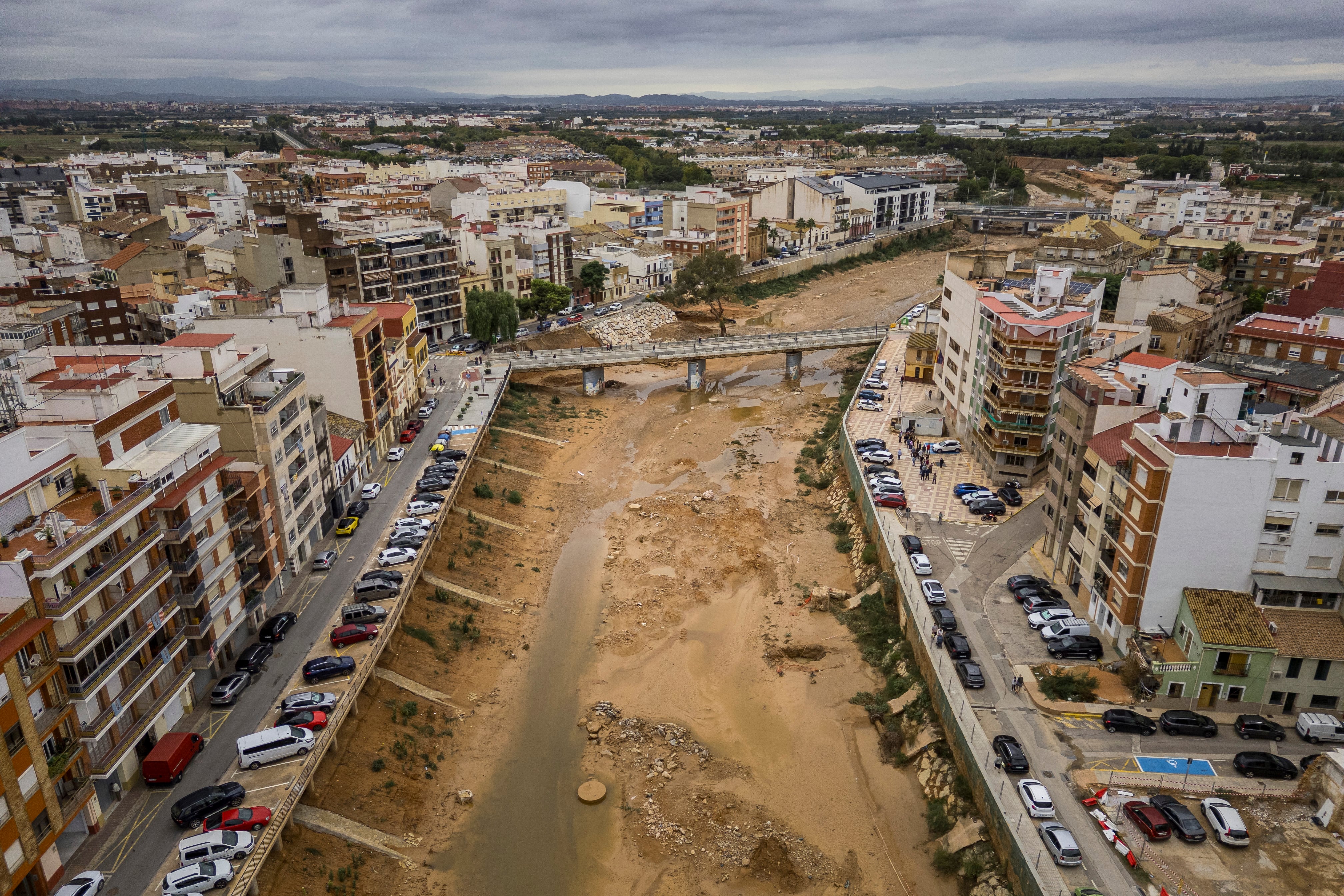PAIPORTA (VALENCIA), 29/10/2025.- Vista general tomada con un dron del barranco del poyo a su paso por Paiporta, en el primer aniversario de la dana que causó lluvias torrenciales e inundaciones en mortales en la Comunidad Valenciana y otras regiones de España, en la que murieron 229 personas y dejó localidades arrasadas. EFE/Biel Aliño