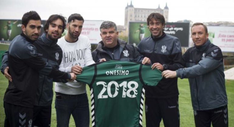 Foto conmemorativa de la renovación de todo el cuerpo técnico y médico del club del Salto del Caballo