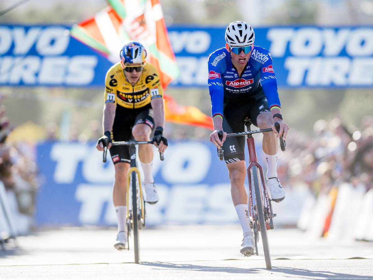 Van der Poel (d) bate a Van Aert en Benidorm el pasado mes de enero