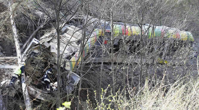 El siniestro tuvo lugar hacia las 9.05 horas como consecuencia de un desprendimiento de tierra provocado, según parece, por la ruptura de una conducción de agua