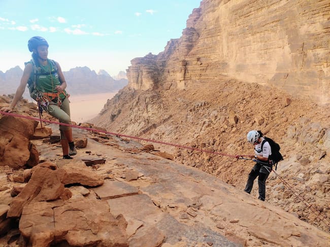 Nancy Rego practica el rápel en presencia de la alpinista Rocío Monteoliva