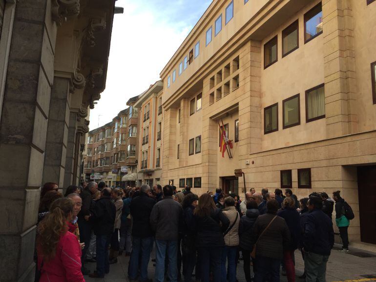 Concentración a las puertas de la Gerencia de Servicios Sociales