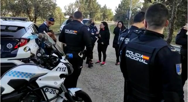 Reencuentro de las menores con su padre tras ser localizadas por la Policía Nacional