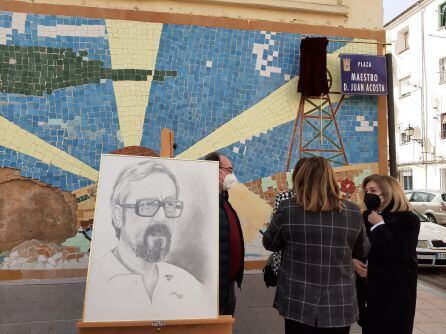 Momento tras el descubrimiento de la placa en recuerdo de Juan Acosta.