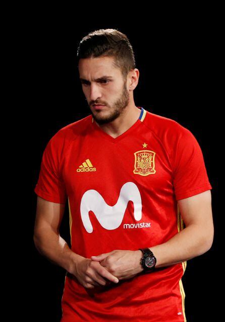 Koke llega a la rueda de prensa.