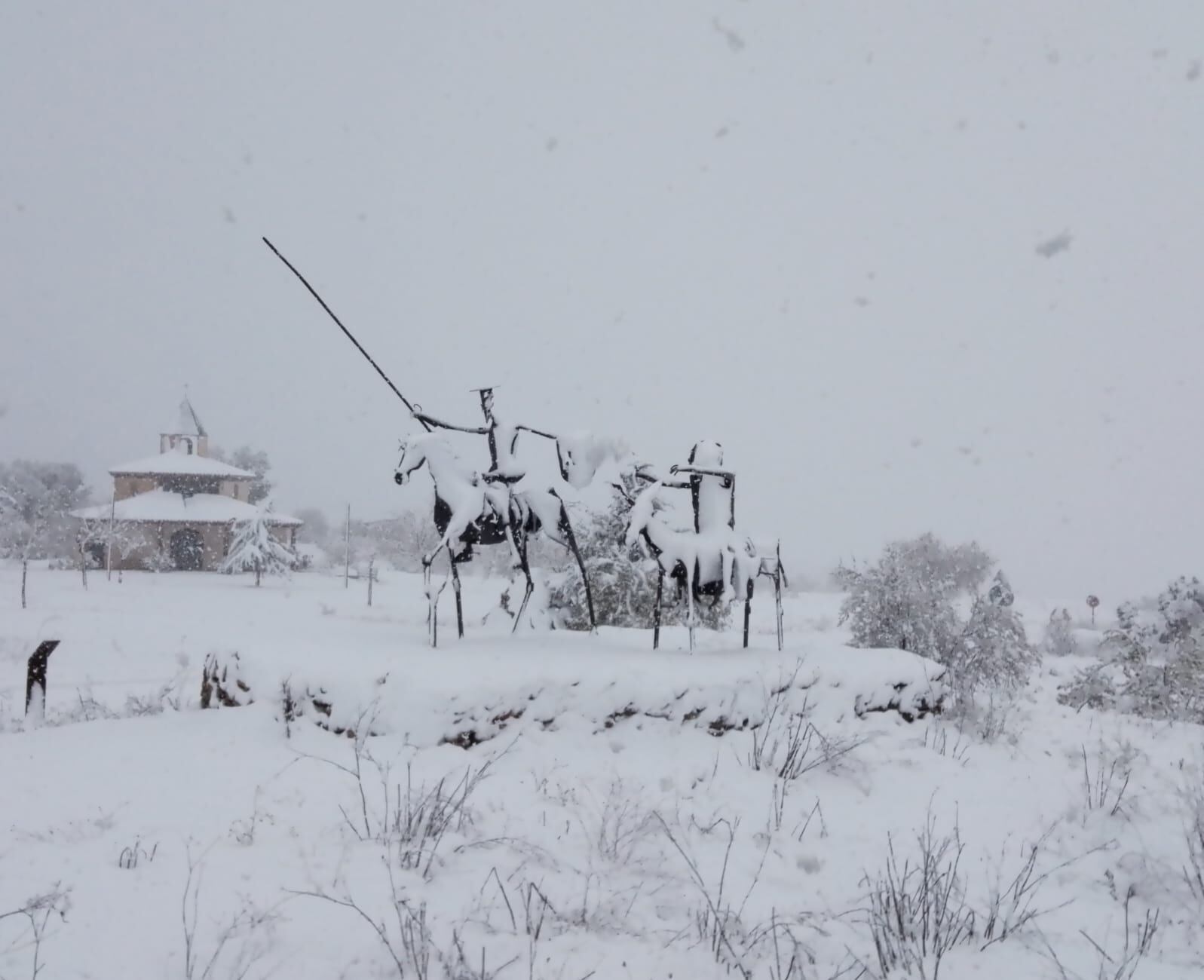 Figura de Don Quijote y Sancho Panza bajo la nieve en Munera