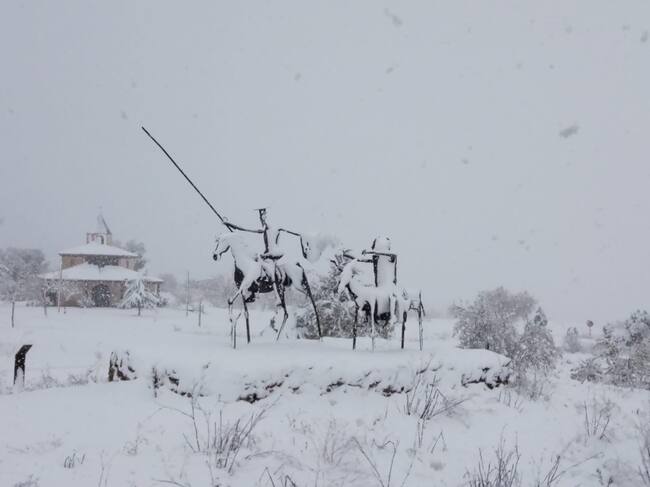 Figura de Don Quijote y Sancho Panza bajo la nieve en Munera