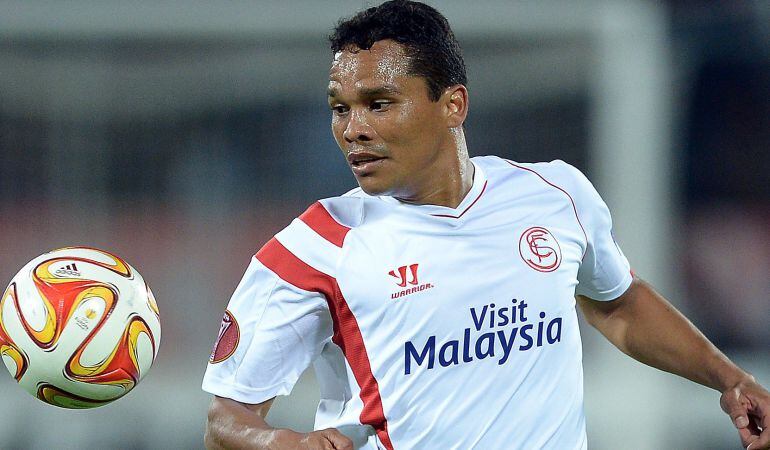 Sevilla&#039;s forward from Colombia Carlos Bacca eyes the ball during the UEFA Europa League second leg semi-final football match Fiorentina vs Sevilla at the Artemio Franchi Stadium in Florence on May 14, 2015. AFP PHOTO / FILIPPO MONTEFORTE