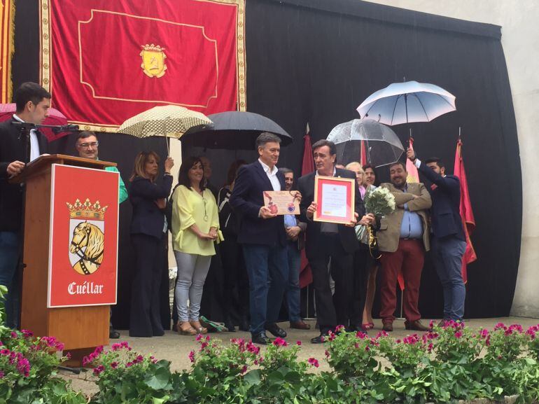 El alcalde de Cuéllar, Jesús García, recibe de manos del presidente de la  Diputación de Segovia, Francisco Vázquez el reconocimiento de Fiesta de Interés Turístico Internacional de los Encierros.