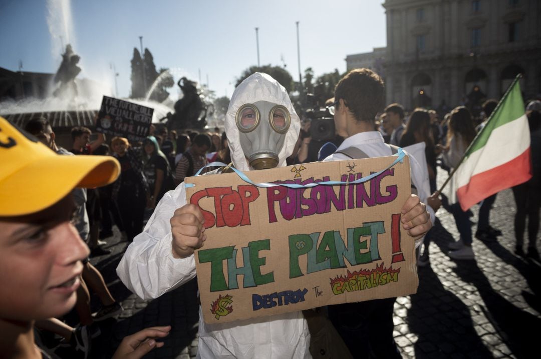 ROME, ITALY - SEPTEMBER 27: People take part in the climate march &#039;Fridays for Future&#039;, on September 27, 2019 in Rome, Italy. Thousands of people took part at the Global Climate Strike, a global mass day of action, to demand for urgent measures and concrete action to combat climate change, global warming