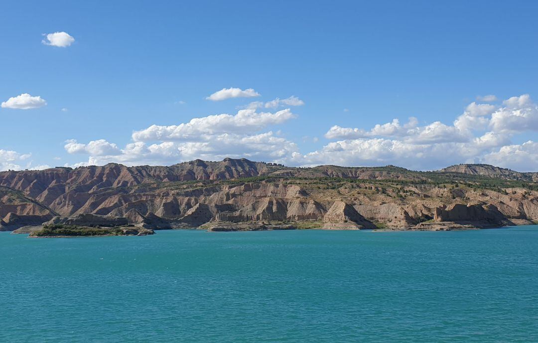 Espectaular paisaje del Geoparque de Granada, con los barrancos y montañas del paisaje de &#039;bad land&#039; de la zona sobre el pantano del Negratín. Los cerros del fondo pertenecen al término de Cuevas del Campo. La imagen está tomada desde la &#039;playa&#039; de Freila