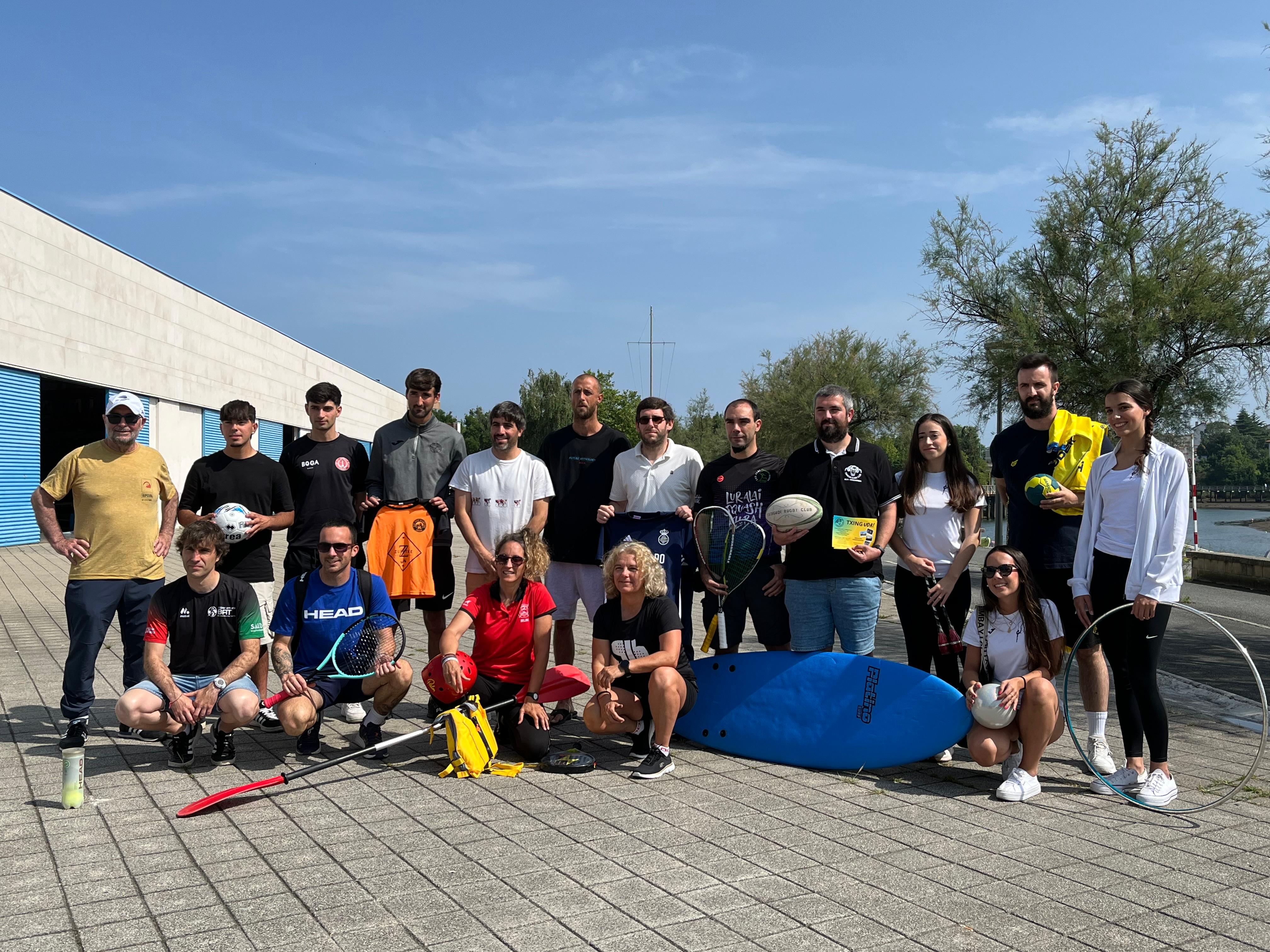 Los representantes de los grupos deportivos de Irun junto al delegado de Deportes Borja Olazabal.